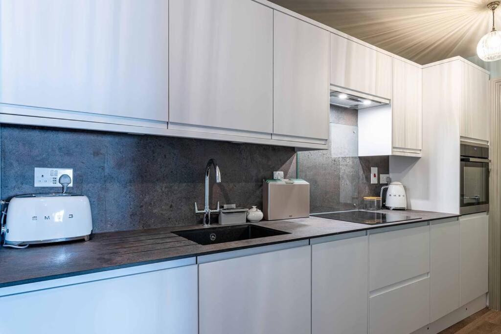 Modern, Relaxing 1 Bed Apartment Bath Exterior photo